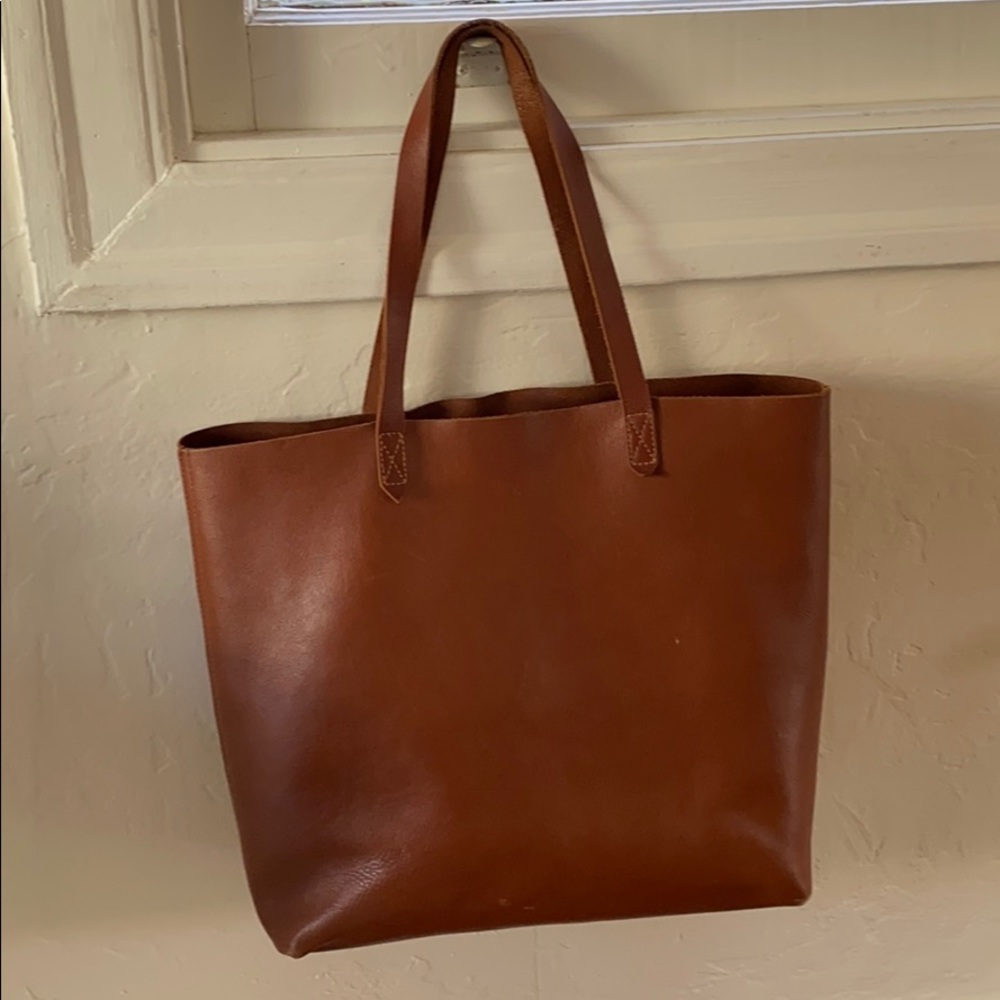 Madewell - Transport Tote in English Saddle color